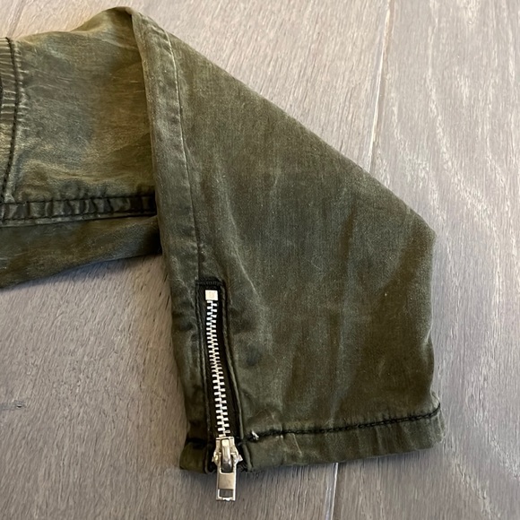 Zara army green fitted cargo pants. Mid rise. Size 2 - Picture 2 of 2